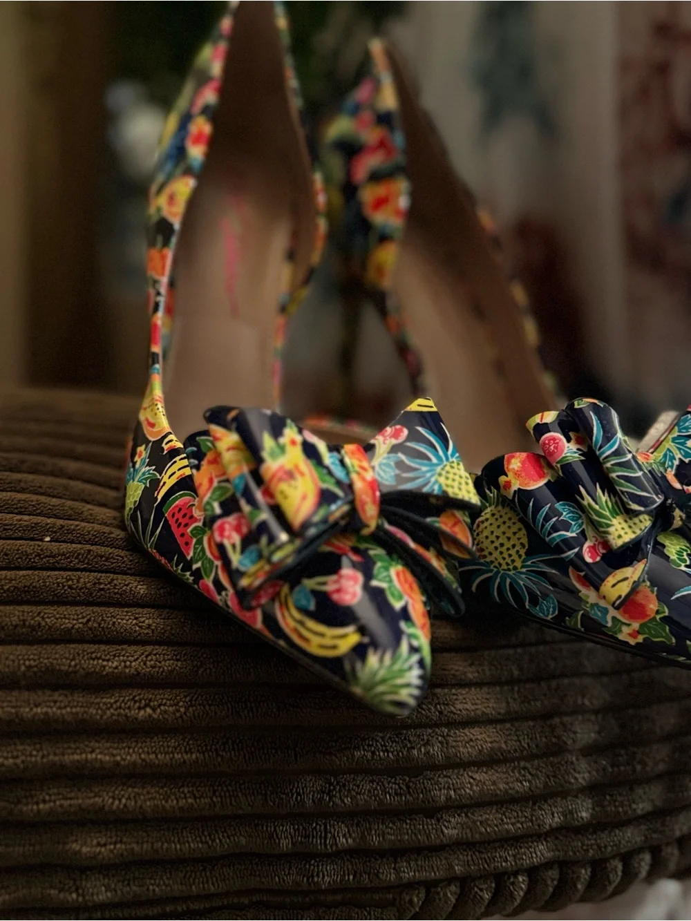 Betsey Johnson Fruit Print Bow Pointed Toe Pumps 9M Tropical Fruit Fun